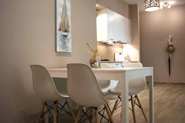 Chic And Minimal Apartment Close To Thissio Metro 雅典 外观 照片